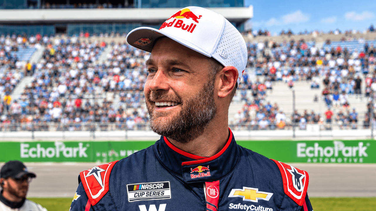 Capa da notícia: Piloto Shane van Gisbergen retira volante em plena corrida da NASCAR