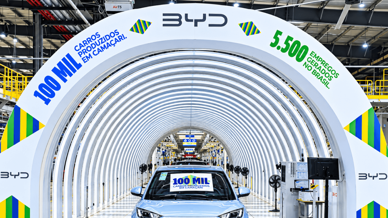 Capa da notícia: BYD alcança marca histórica de 100 mil carros produzidos no Brasil